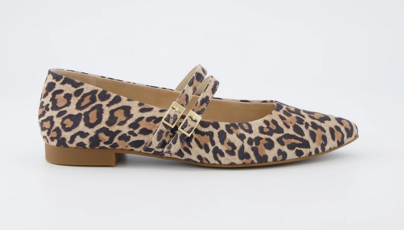 Leopard print flat shoes with a gold buckle 